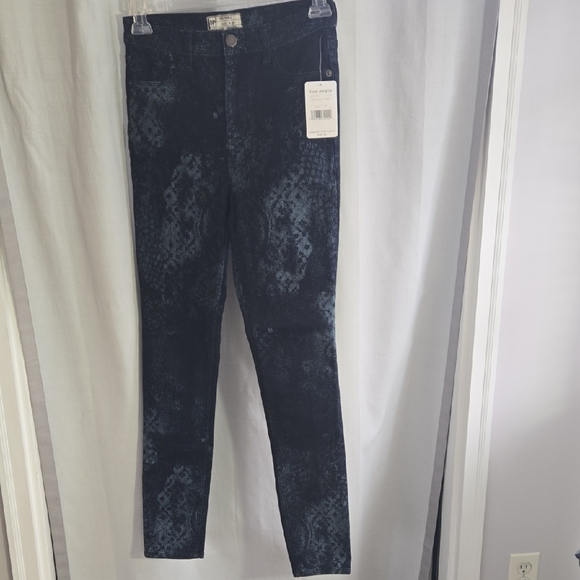 NWT... Free People Skinny Jeans - Picture 2 of 7
